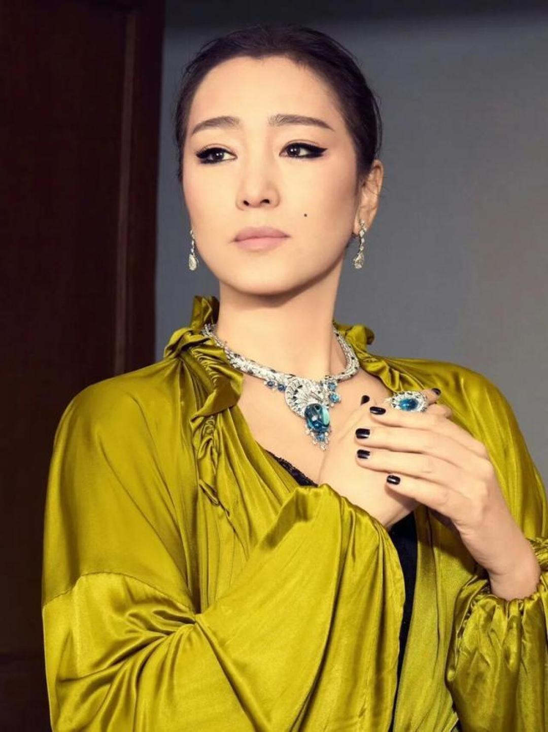 蒋欣43岁妆容出圈，都说“骨相修容法”，真能放大美？