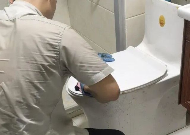 为什么不能直接“倒水冲马桶”？师傅提醒：看似省水，实则隐患大