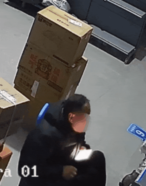 男子醉酒后取快递 结果臀部被卡 独自挣扎3个多小时
