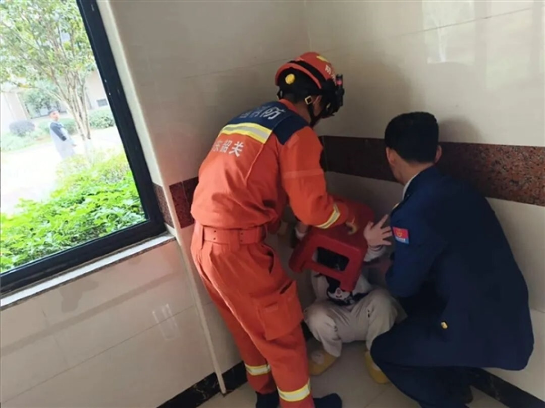 男子醉酒后取快递 结果臀部被卡 独自挣扎3个多小时
