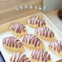 吃一口就会上瘾的蓝莓果酱海盐卷，鲜甜蓝莓刷在表面，塔配咸香酥脆的黄油低，咸香交织，味蕾暴击？