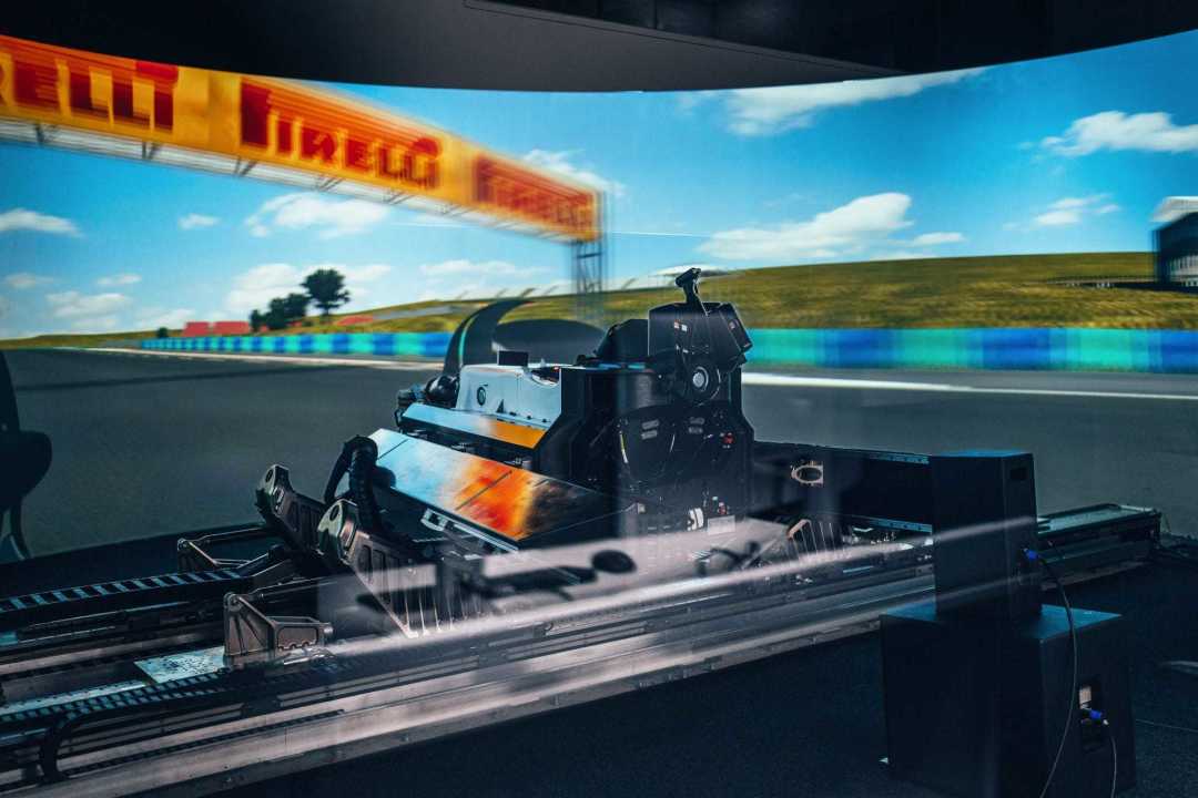 开完F1模拟器我才懂,车手不是开车,是在和300km/h搏命