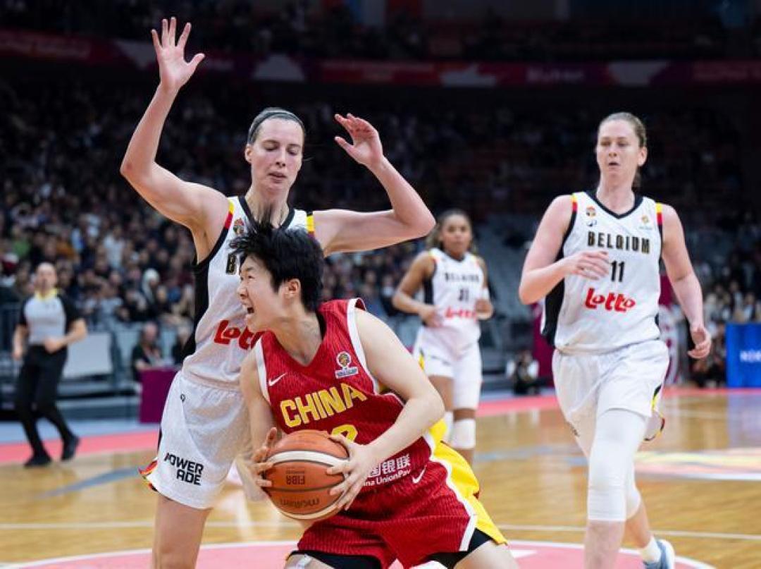 女篮15分不敌欧洲冠军,双塔低迷,18岁小将张子宇成唯一亮点