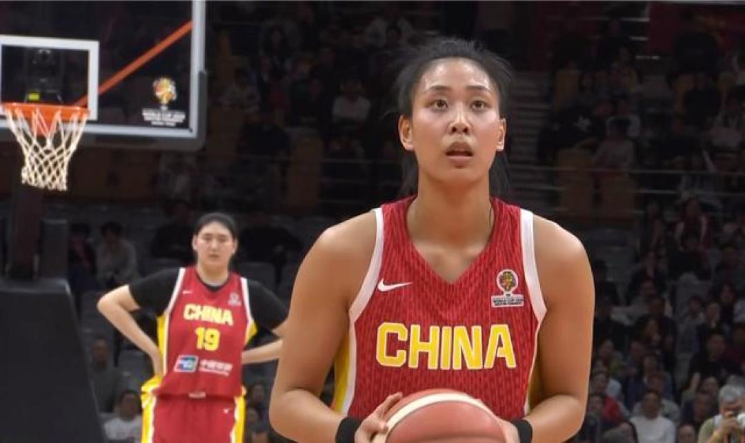女篮15分不敌欧洲冠军,双塔低迷,18岁小将张子宇成唯一亮点