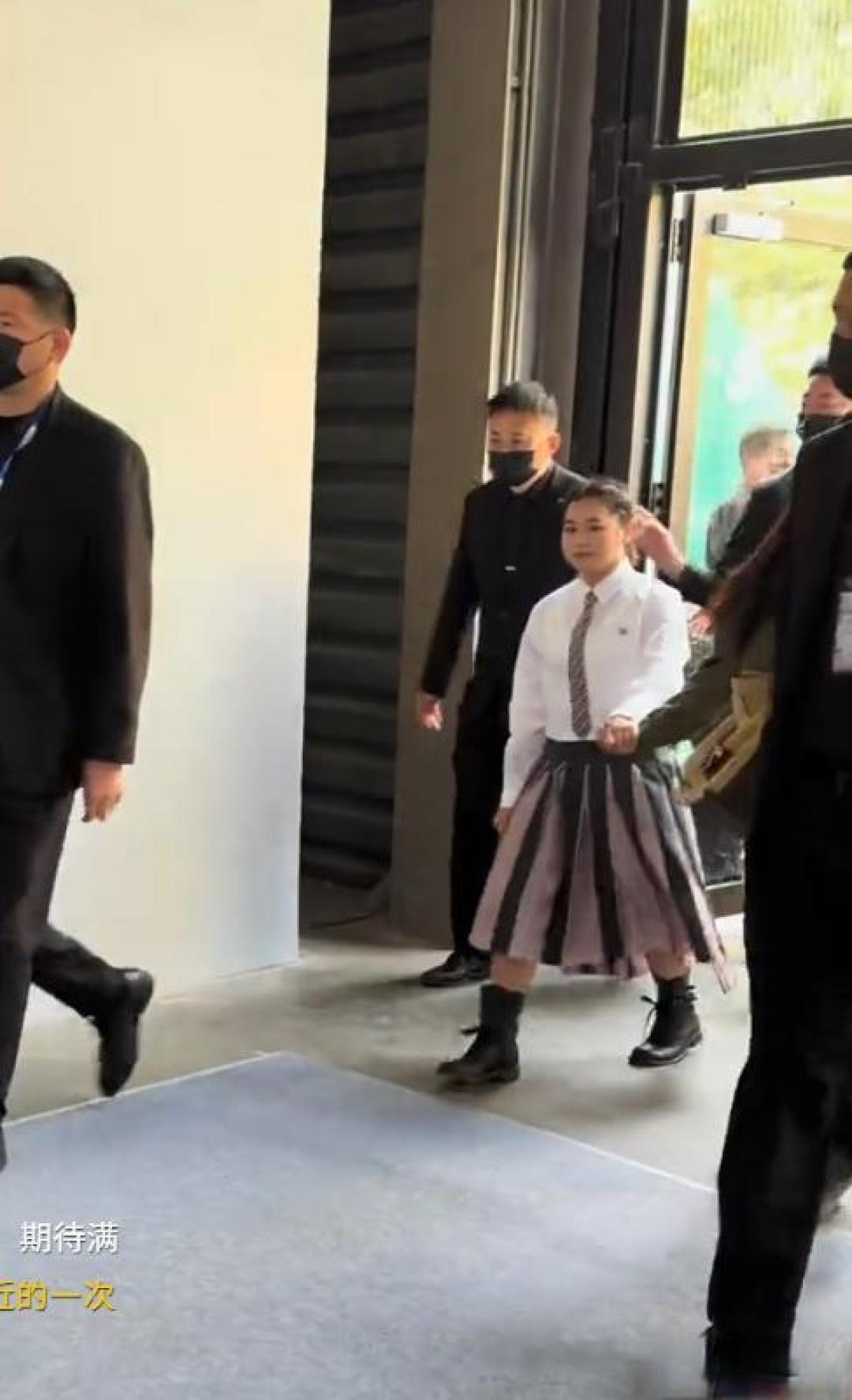 全红婵拿下首个个人代言,空降AWE现场,学院风造型反差感十足