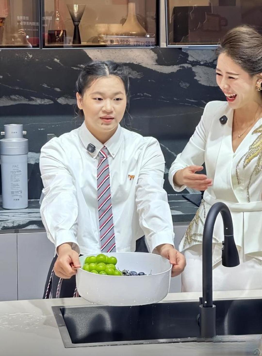 全红婵拿下首个个人代言,空降AWE现场,学院风造型反差感十足