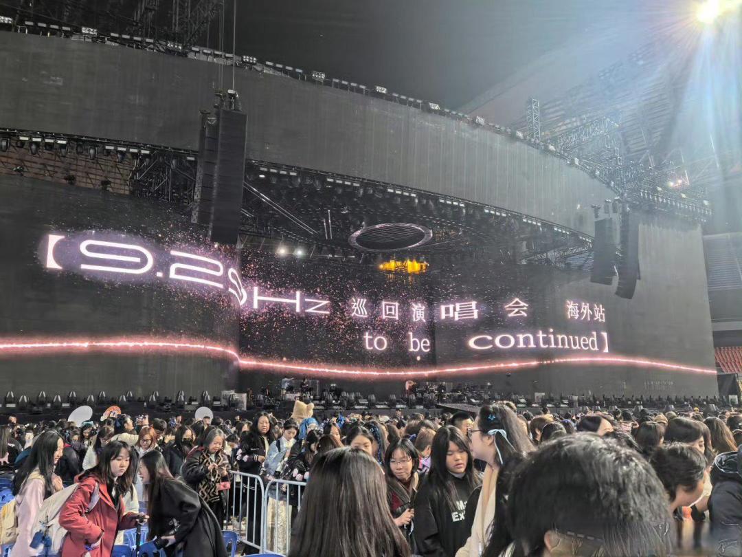 周深演唱会获国际大奖,他却说:灵魂不是舞台,是与歌迷的双向奔赴
