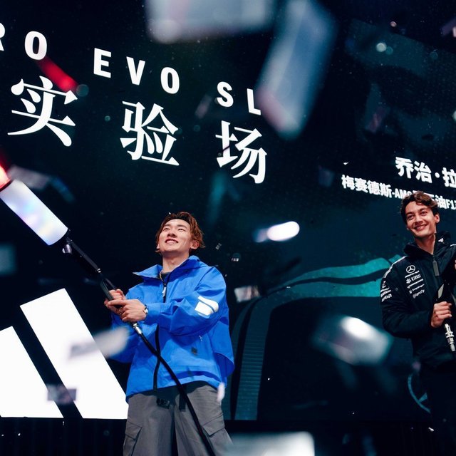 从雪道到赛道：苏翊鸣与拉塞尔跨界同框，演绎竞速美学