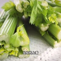 为什么芹菜只吃茎不吃叶子呢 #芹菜 #芹菜炒肉 #芹菜怎么做好吃