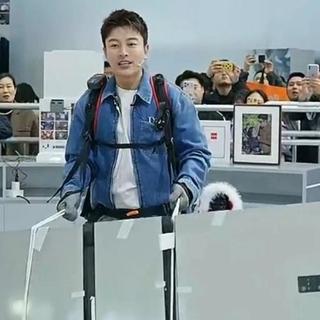 贾乃亮穿戴外骨骼化身大力王，轻松拎百斤冰箱，科技真能开挂！