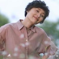 吴越烫了微卷短发，看起来年轻18岁，一身优雅穿搭美得像换了个人
