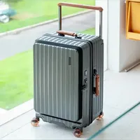 经常旅行出差，推荐这款品牌行李箱吧？顺滑的万向轮，五轮加固设计，底部带扶手，双手搬动超级轻便。中间还有扩容隔层，打开后容量更大。配备双挂钩出行，释放双手负重。自带充电转接装置，解决了续航焦虑。这里是可折叠式的水杯支架，不用的时候可以收起来。加厚的铝镁合金材质，平衡宽拉杆，内部多个分装收纳区，还有独立的干湿分离层，贼好用！#行李箱 #旅行箱 #行李箱收纳 #出门必备 #好物分享