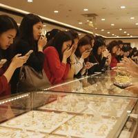 金价飙至 5595 美元，金饰一夜涨超 46%：现在抢进去的人到底在抢什么？