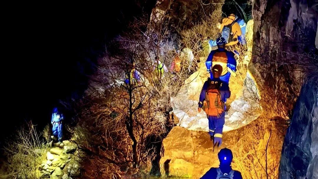 为解压闯野山,北京4名博士被困悬崖,救援队摸黑营救