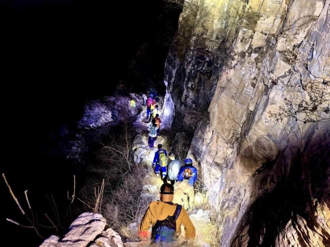 为解压闯野山,北京4名博士被困悬崖,救援队摸黑营救