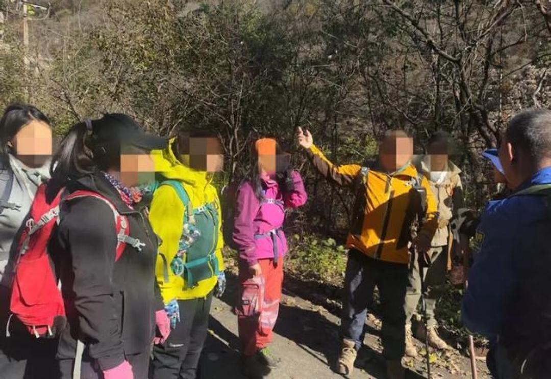 为解压闯野山,北京4名博士被困悬崖,救援队摸黑营救
