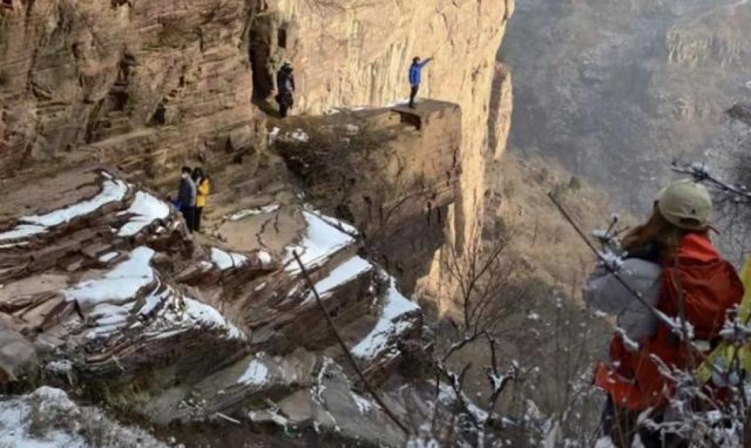 为解压闯野山,北京4名博士被困悬崖,救援队摸黑营救