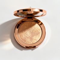 CT小金罐0号色专攻白皙肌遮瑕提亮，小银罐靠柔光粒子打造原生光泽感——同门定妆粉饼的两条路径之争