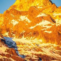 南迦巴瓦峰“日照金山”，神山的限定金光盲盒