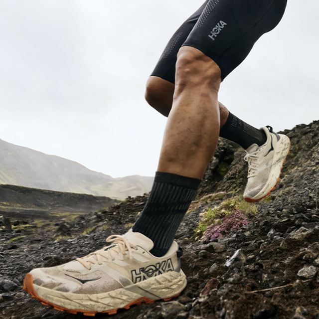 HOKA 越来越像“中年救命鞋”，它真有那么神，还是脚感营销做得太好？