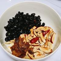 深圳普通三口之家的晚餐：肉末豆腐 +土豆炒五花肉 +清炒莴笋 养生黑豆汤