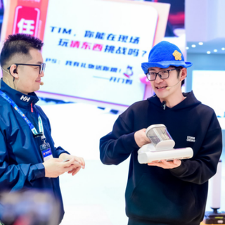 AWE2026：影视飓风Tim现身打卡！蒸蚌大开门猫咪官宣品牌代言～不靠概念靠实力！友望携两项艾普兰奖，重新定义实用清洁