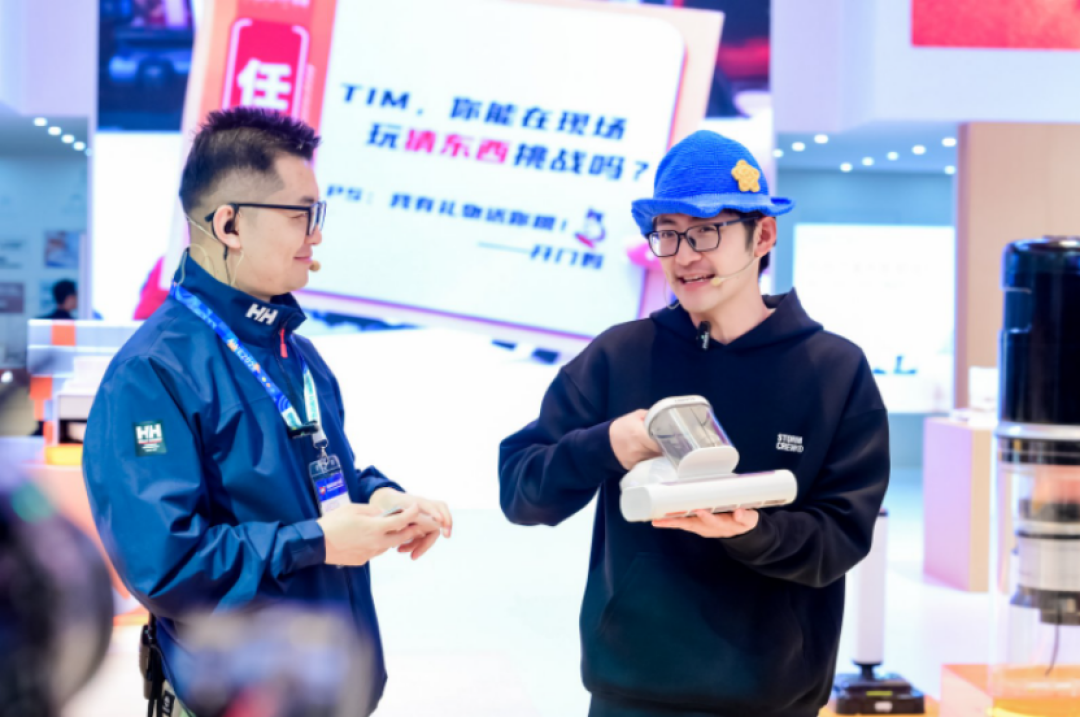 AWE2026:影视飓风Tim现身打卡!蒸蚌大开门猫咪官宣品牌代言~不靠概念靠实力!友望携两项艾普兰奖,重新定义实用清洁