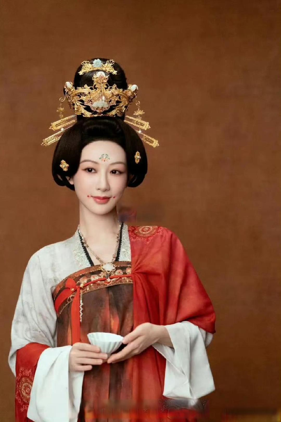 杨紫赠汉服尽显文化自信,这波体面的文化交流格局拉满