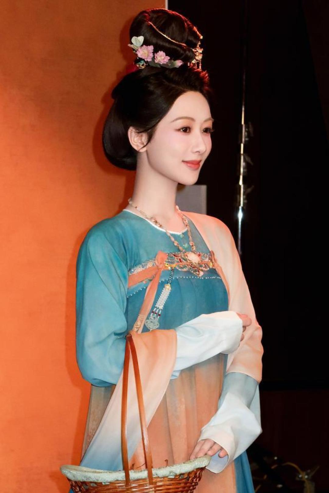 杨紫赠汉服尽显文化自信，这波体面的文化交流格局拉满