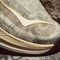 随着这双鞋的登场，专业跑鞋的时尚跨界，进入了新阶段