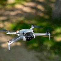 轻于250克≠无忧飞行：大疆Neo 2与博坦ATOM2S在避障、图传与合规性上的关键抉择