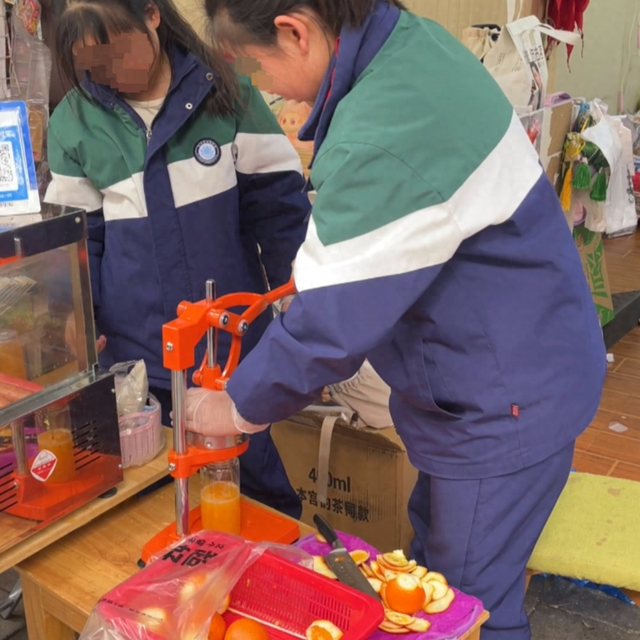 12岁女孩花4万元压岁钱盘下文具店，并以日薪100元“雇妈妈打工”；妈妈回应：财商启蒙从小就可以开始