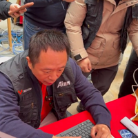 大佬亲自服务！周鸿�t现身360龙虾安装活动  现场上阵为用户安装