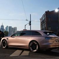 汽车圈新车：享界S9T全新粉色车漆实车曝光 有望春季正式推出