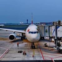 国际机票将大涨价？中东乱局燃油暴涨！连山东加油站的油价都涨了