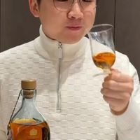 过年喝威士忌再也不慌！ 1.纯饮前喝一口冰水！2.加大冰方冰或球冰3.加冰加水做highball既可以保留威士忌风味，又可以让入口更温柔！过大年喝点好