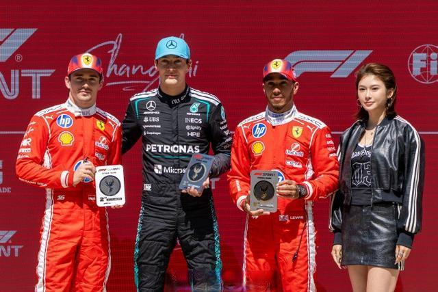 吴艳妮F1颁奖陷尴尬，合影被海外官媒裁掉引热议