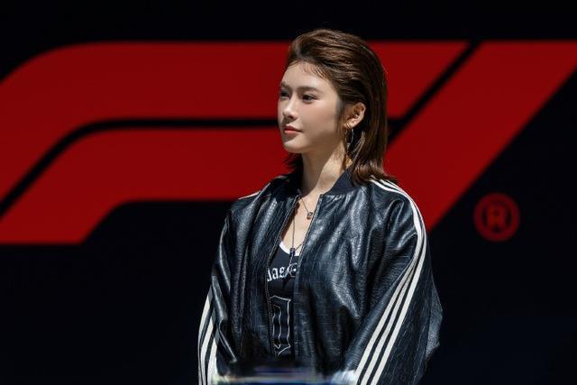 吴艳妮F1初体验：风光亮相却因一张合影引爆热议