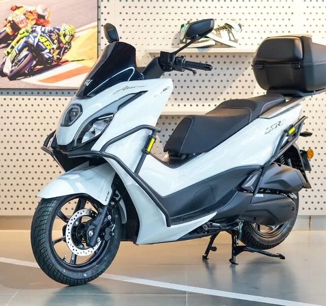 升仕150X动力强但高速飘，五羊本田NWT150平踏实用却座桶局促——150cc踏板真实体验拆解