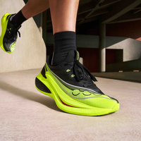 2026年3月索康尼上市啡鹏5：碳板跑鞋首次实现赛训兼顾，适配4-6分配速大众跑者