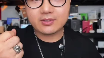 出门带数码最怕乱糟糟？海备思硬壳收纳包来救场！硬壳防摔+耐磨防泼溅，充电宝、数据线、鼠标、移动硬盘统统装得下，内里网袋分区超贴心，一拉拉链稳稳锁住安全。黄黑撞色颜值在线，手提便携不占地，通勤出差都能随身带。数码党、差旅族、学生党闭眼入，收纳不乱、保护到位，小东西也有大讲究！#数码收纳包 #3C配件收纳 #充电宝收纳包 #耳机收纳神器 #手提数码包
