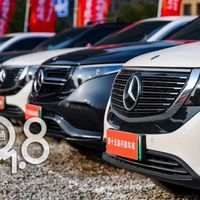 3·15问题车展现场，车企紧急公关名场面频现：黑衣人“碰瓷”上脚，“给我10分钟给你解决”，有人趴引擎盖写退车合同；多名车主问题已解决