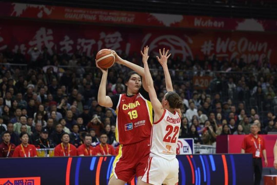 女篮提前锁定世界杯门票,内线三高统治赛场,张子宇成亮点