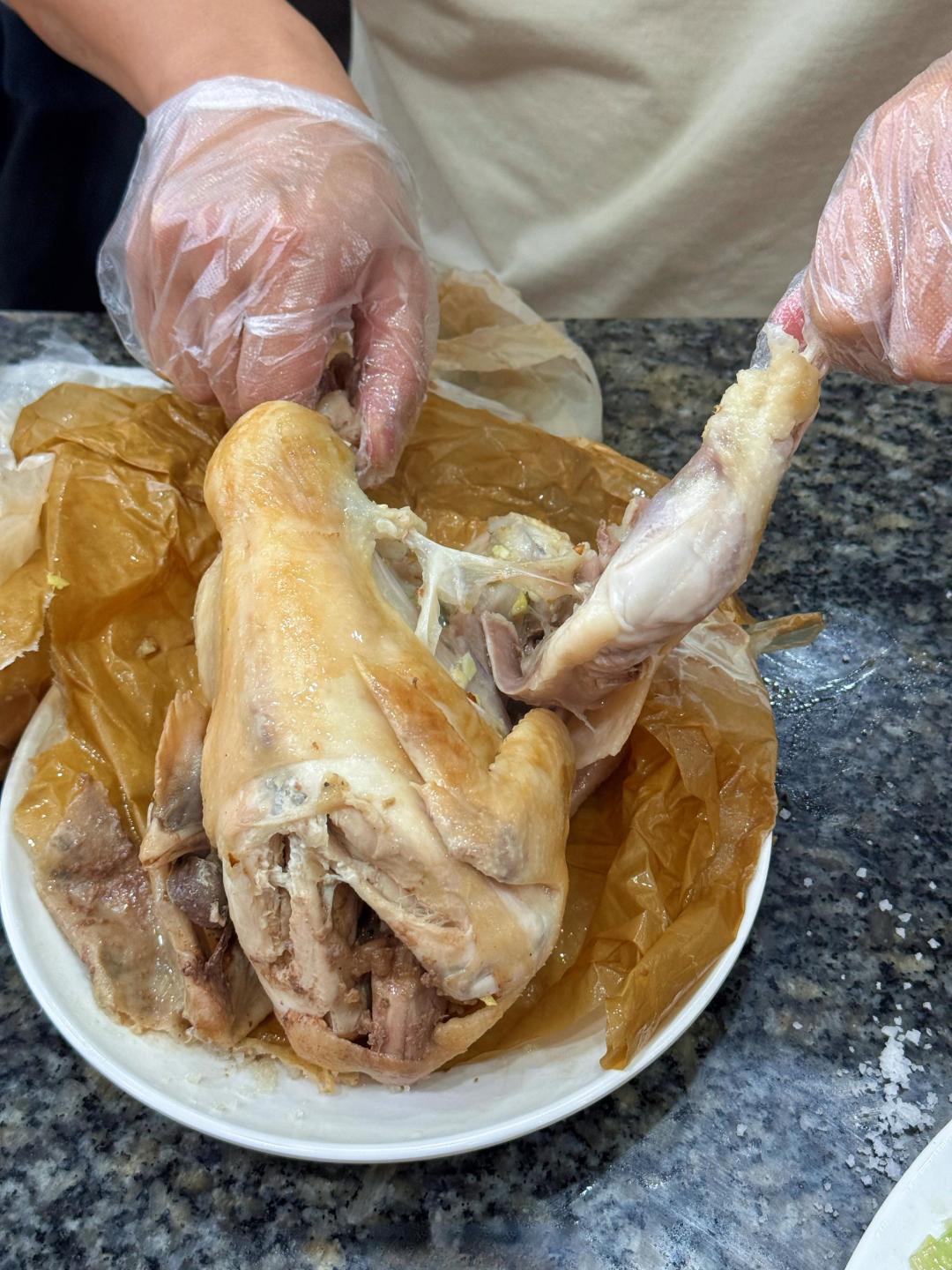 揭秘古法盐焗文昌鸡:皮爽肉嫩、汁水充盈的鲜香奥秘
