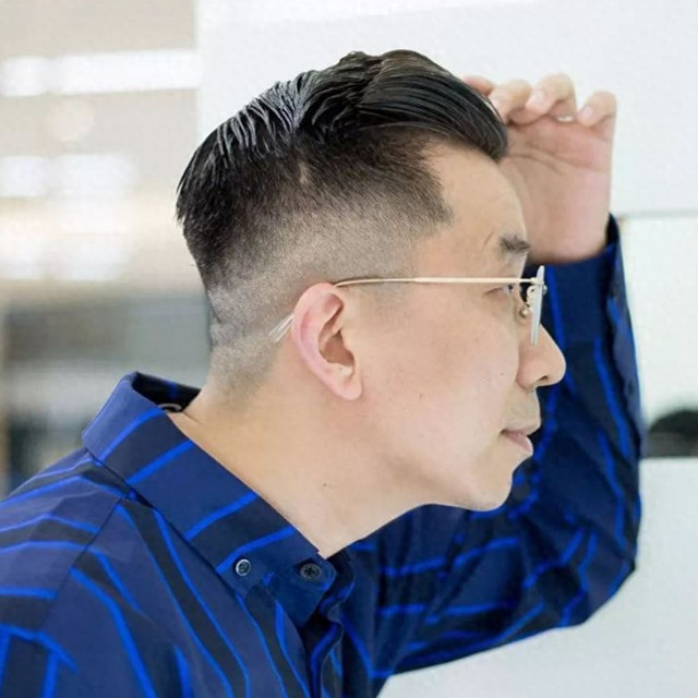 六七十岁的男人，尽量别剃寸头、烫卷发，换成这些发型更有品位！