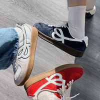 79元国产帆布鞋凭宽楦软底逆袭？对比匡威Vans，舒适度与耐穿性成关键分水岭