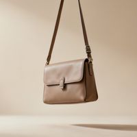 斜挎包别只看logo！肩带长度与包体垂落位置才是梨形身材显瘦关键