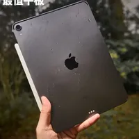苹果最牛的“数码钉子户”！iPad Pro 2018 敢信吗？苹果刚发的 M4 新款平板，屏幕竟然还不如一台 8 年前的老古董丝滑！🤦‍♂️
这台“战损版” iPad Pro 2018，虽然满身磕碰，屏幕还有坏区，但它依然是我每天剪视频的最佳副屏。 
你的第一台苹果设备是什么时候买的？现在还在服役吗？👇 
#iPad   #数码评测  #开箱  #我的数码装备  #干货分享