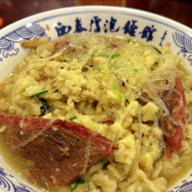 网红店 vs 本地小摊？我们汇总了127位食客的真实声音，结论在这