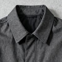 真正能打穿通勤、咖啡馆与周末街头的夹克，关键在肩线剪裁与面料抗皱性